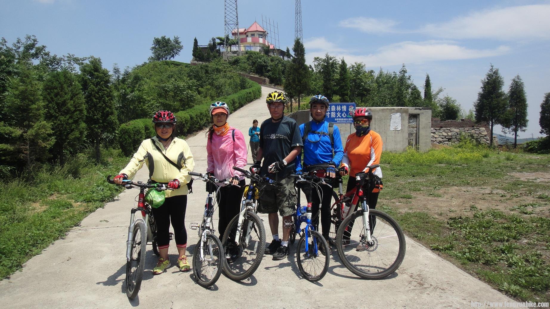 高兴大家合影！和蓝天比美！