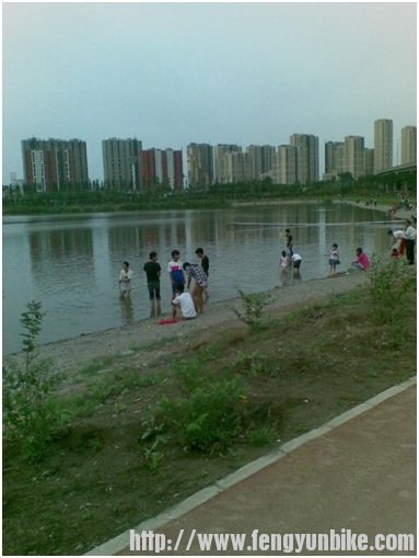 这还真是北京呢，北京还有这么清的湖？要不是高楼和立交桥还真不像。