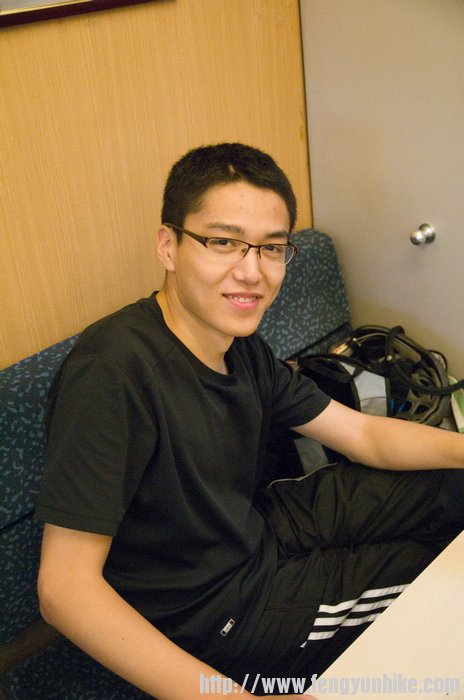 温火-京西男神，有女神了，所以姑娘们有什么冲我来就行