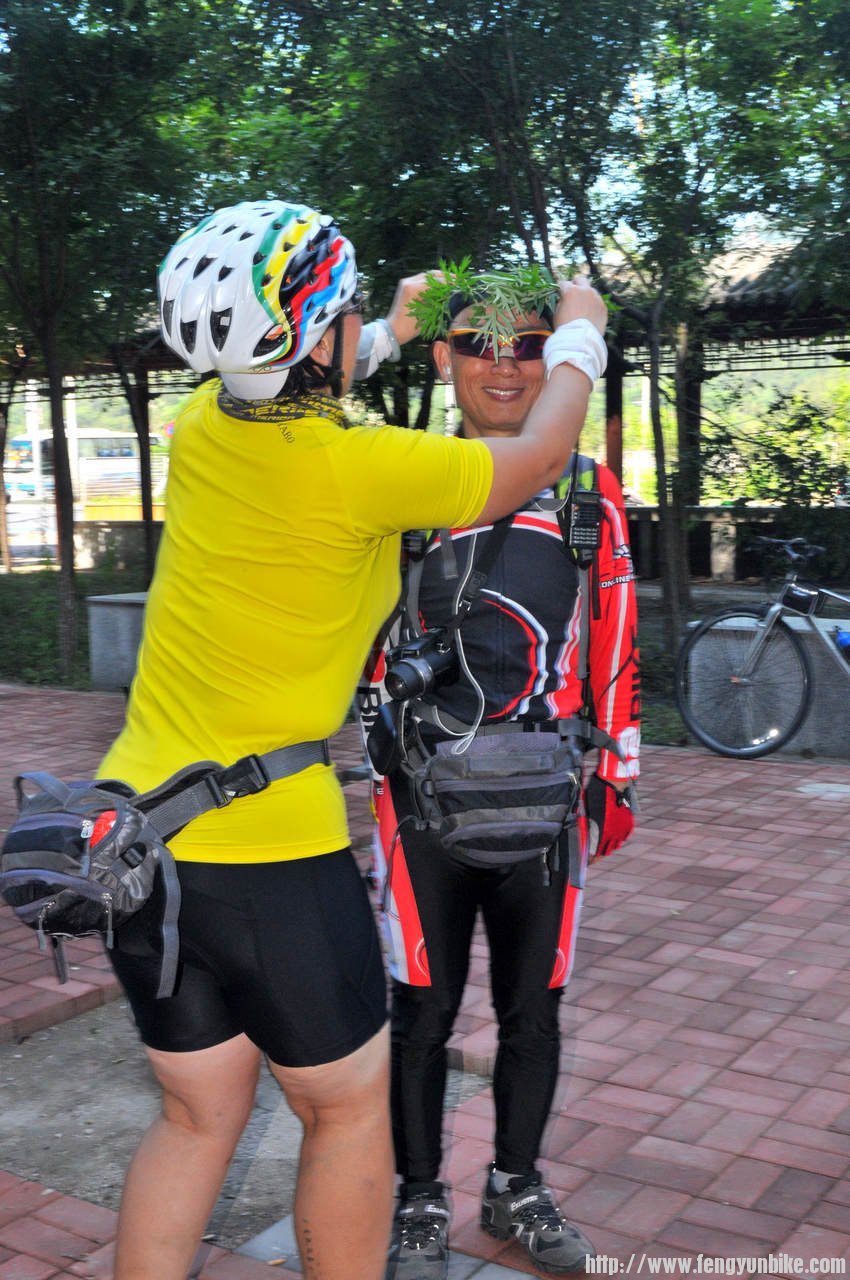 海东青给圈圈戴艾蒿草帽