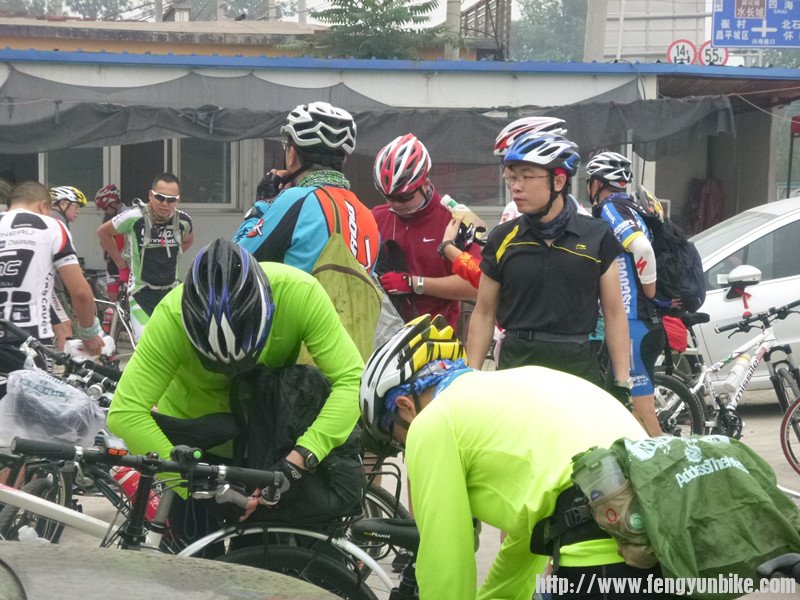 开始下雨准备雨具