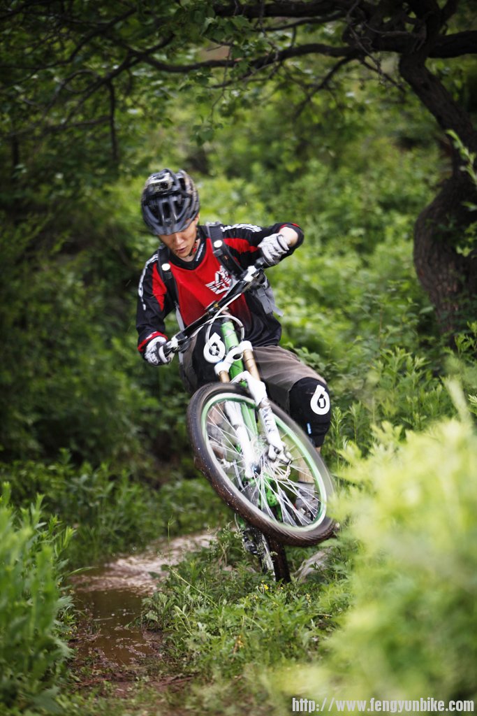 其实PP本打算把水花溅起来的，无奈临门一脚，骑歪了……