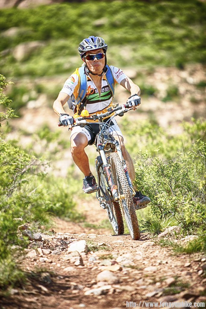 大妈的嘴巴好像在嚼棒棒糖……禽兽