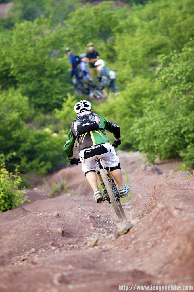 如果此时皓皓的刹车碟盘崩了，那这就是神作了，对面的几个傻帽估计就没有第三天往水里扎猛子的环节了 ...