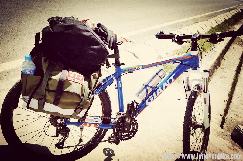 ATX770的样子好难看，不过骑起来还是挺不错的，就是车架太大了，17寸的老感觉够不到车把 ... ... ...