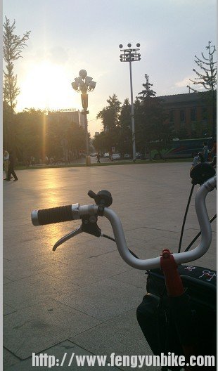 因为去早了 自己在广场上独自等待 还好老天给力 出太阳了