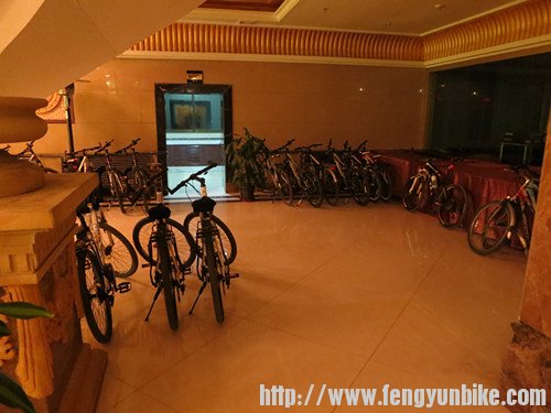 酒店大堂停满了骑友的自行车