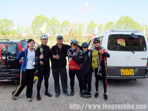 最中间的就是余老板，完全没有因为我们是最后一组出发的而鄙视我们，呵呵 ...