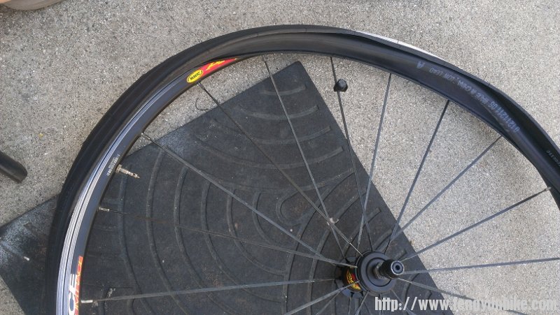 再把内胎慢慢塞进去，然后略充气让内胎容易归位