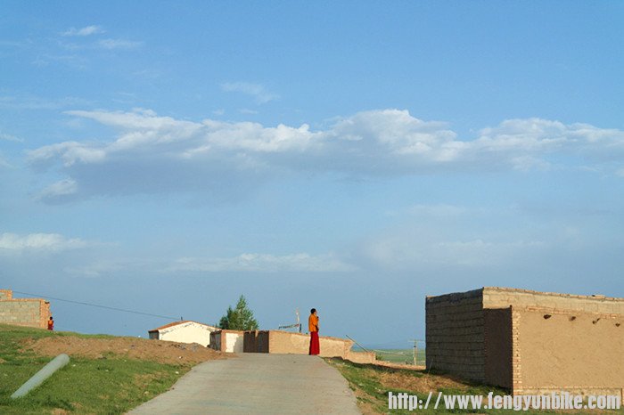 蓝天白云和红衣喇嘛，太和谐了