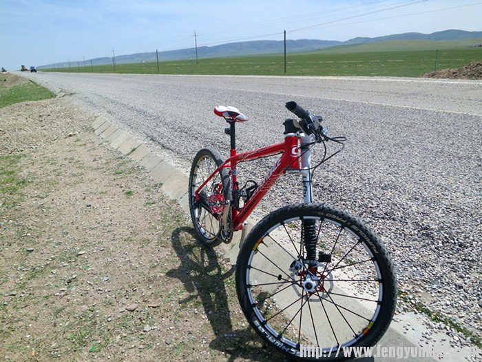 砂石路和鹏鹏的帅车车