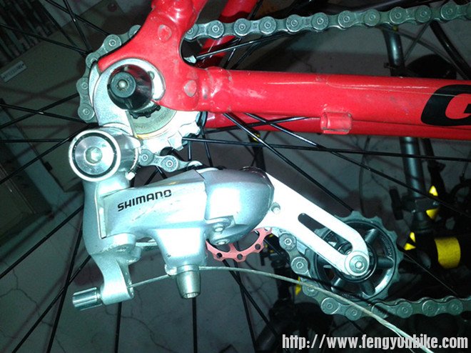 后拨改的拉链器