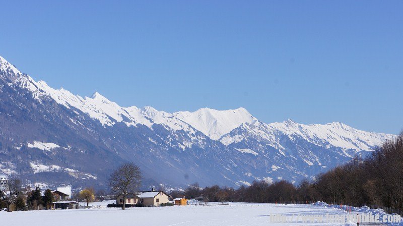 骑行在瑞士小村间