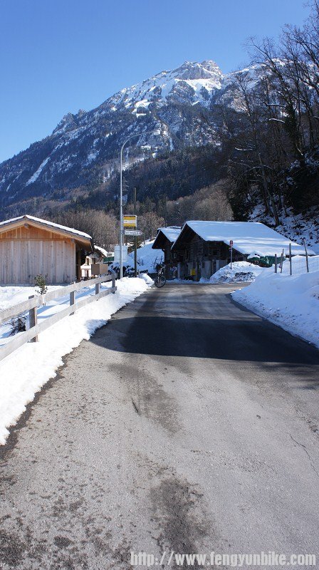 途径小镇，基本没见人。