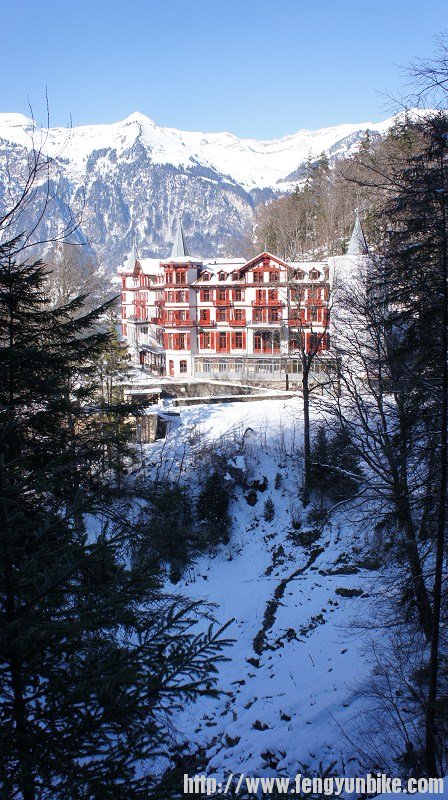 山中的古老酒店，很安静