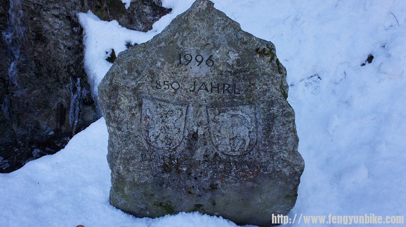 两镇的界碑，很有特色。