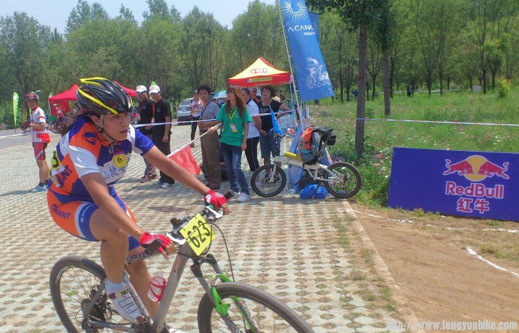 女子组，这位带伤上场精神可佳，女子前十名