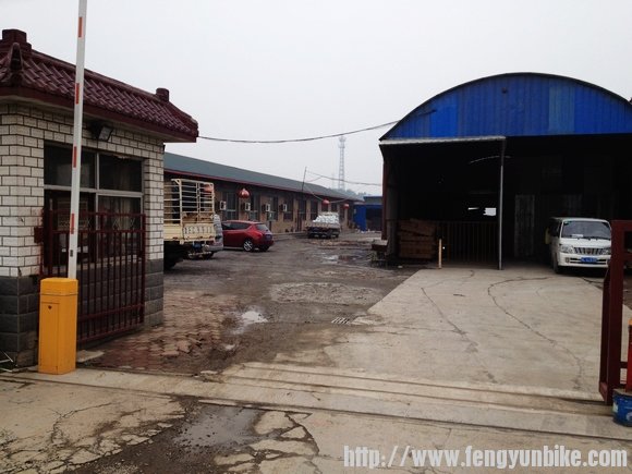 工厂大门，一切从简一看就像干活的地方