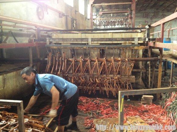 焊好的车架进行酸洗除锈