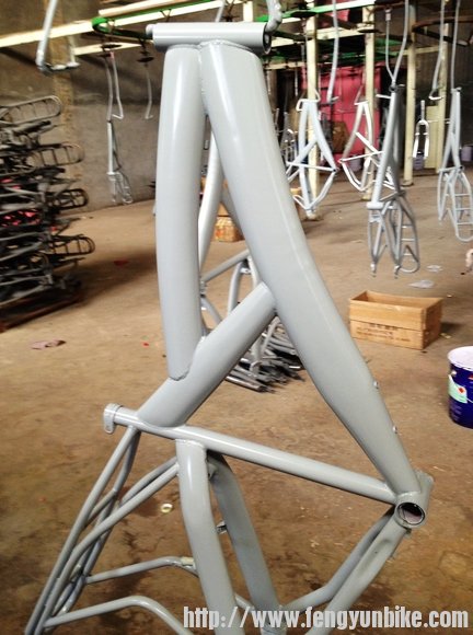 底漆晾干 在流水线上走