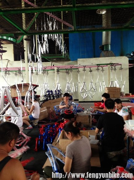 喷好漆的各种架子先套保护袋