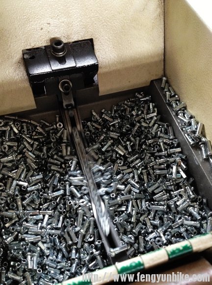 车条帽 人就是给这些机器打工手慢了都不行