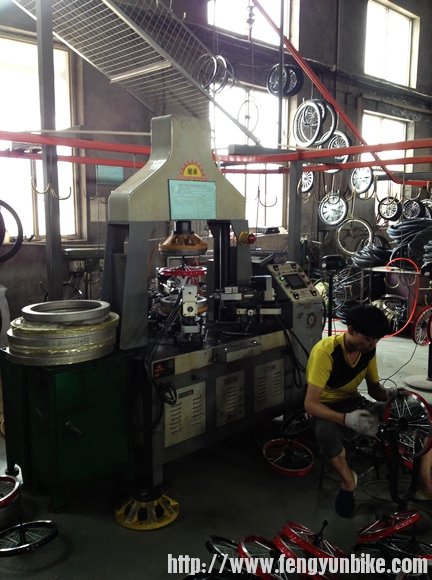 压紧之后 有4个改锥一起转  将辐条上紧