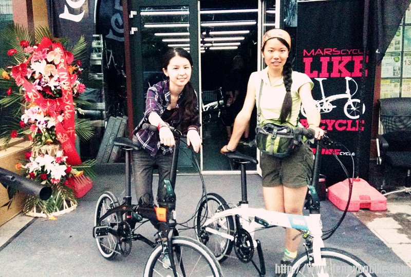 与小恢在店门口合影