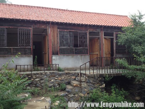 空空悬空寨敞开的屋门