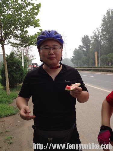 立汤路边吃西瓜，真甜~~