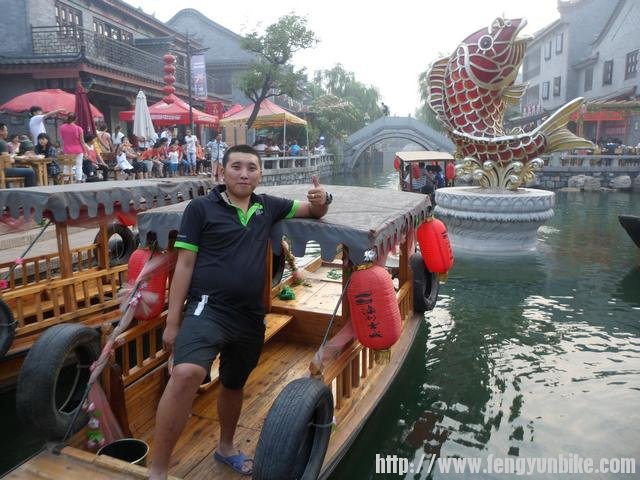 穿工装大拖鞋。。。