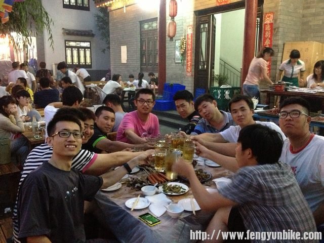 古城内的烧烤嗷嗷的。