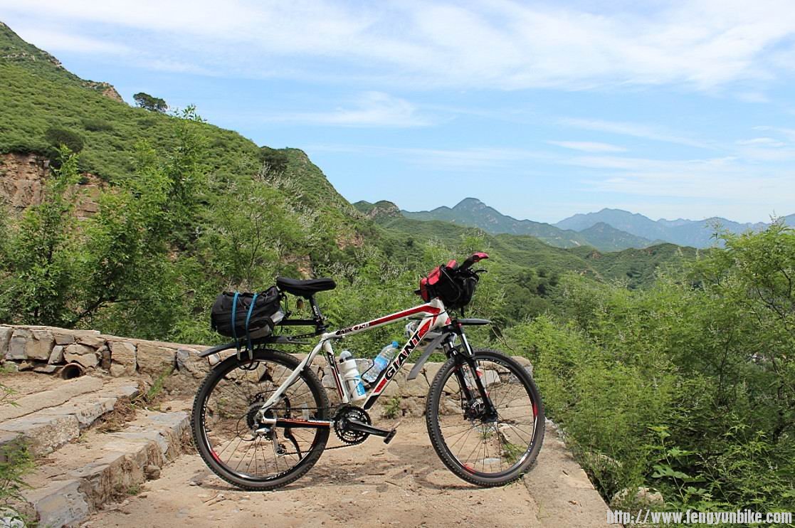 我扛着自行车在山上