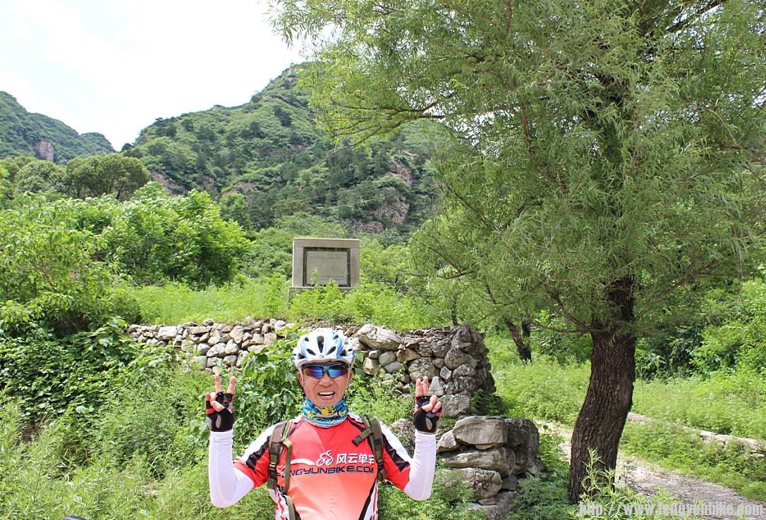 下山了才找到朋友帮咱照一张