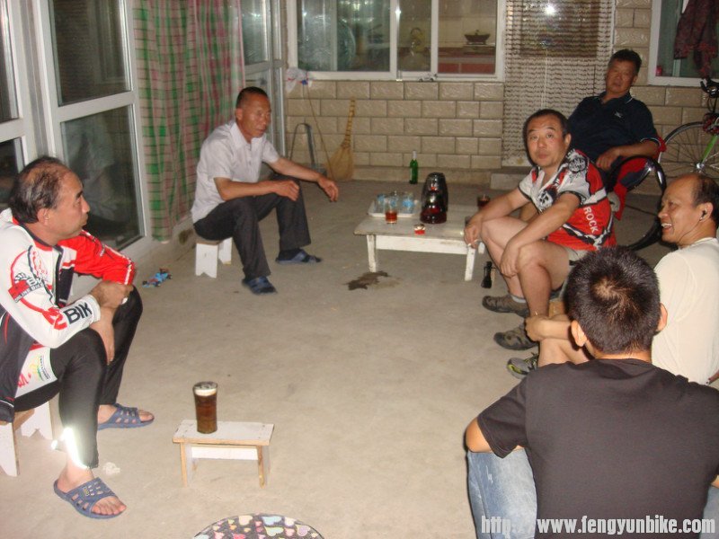 晚上神侃的场面