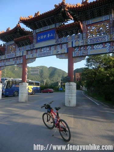 四点出发，六点到妙峰山牌楼