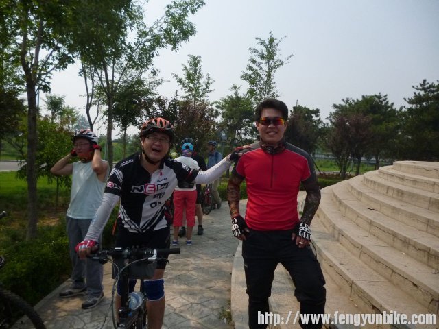 这人谁呀，烦他，老装熟！