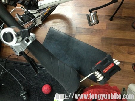 前后各一个内六角，一个一个拧就行了