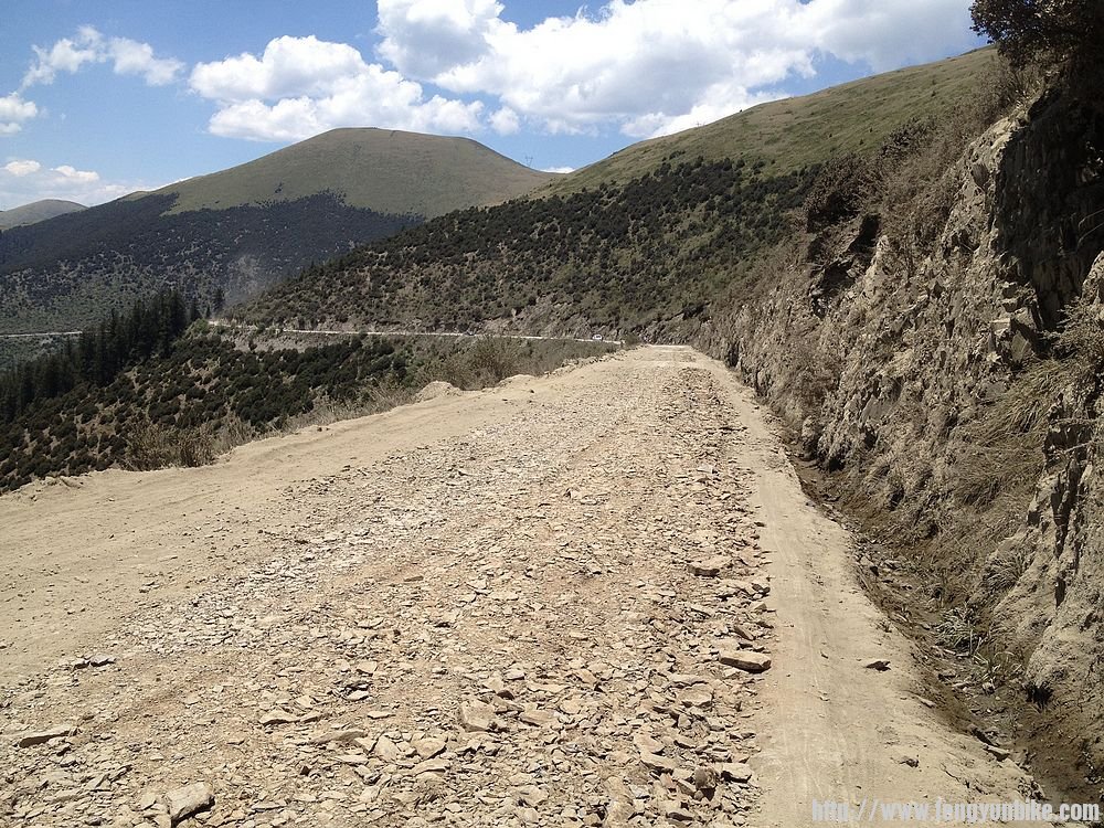 颠簸的路面，10速都要摔车了
