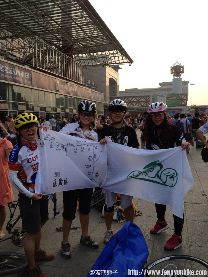 送国国出征，豪大忘了给旗啦！