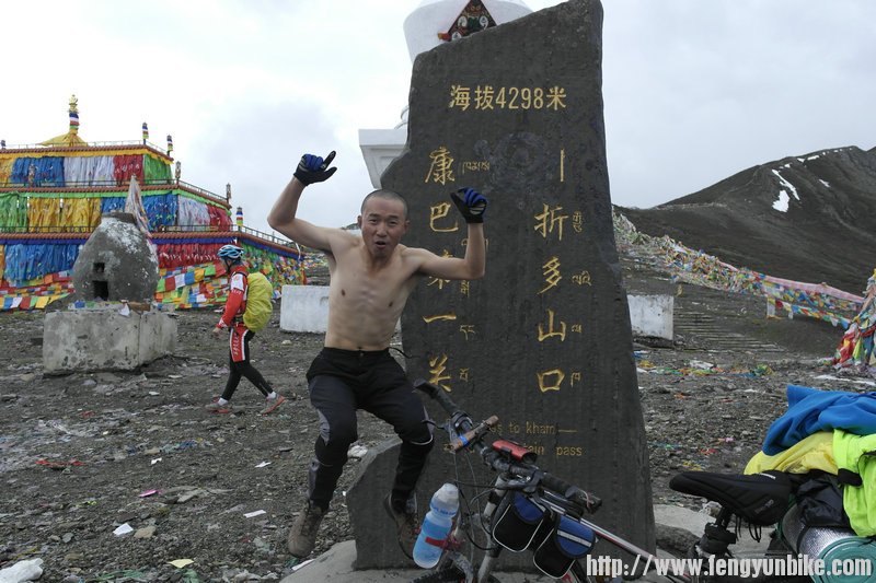 迷失 典型的文艺小青年  负责全队的伙食（就是吃饭的时候点菜）到拉萨是为了等女神  带路可别找他 经典语句 ...