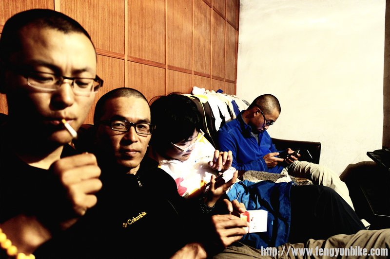 臭不要脸的在浪费烟草 依次是茶哥 豆豆 迷失