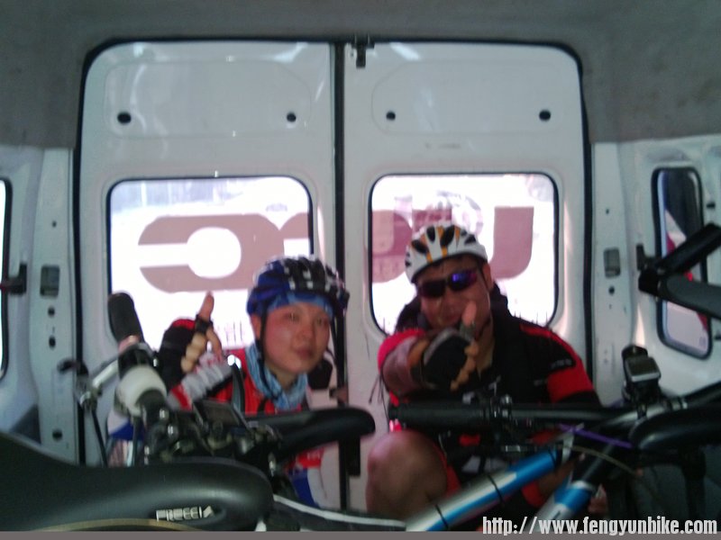 辛苦的收队二人组