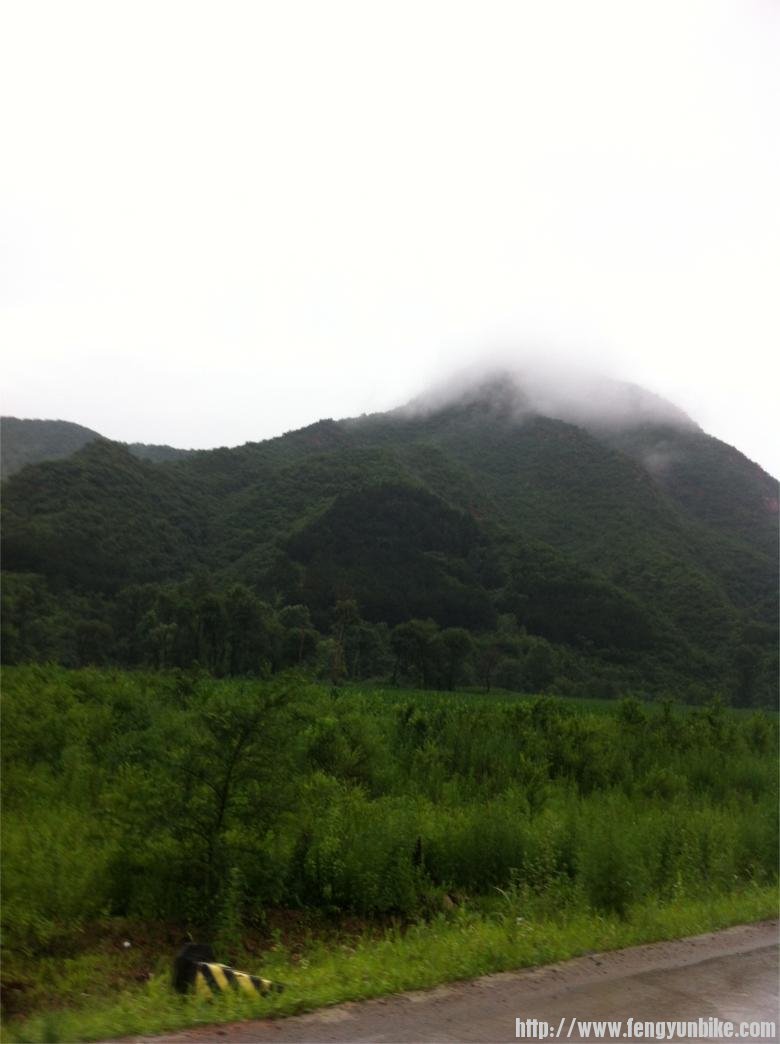 雨中的远山，烟雾缭绕