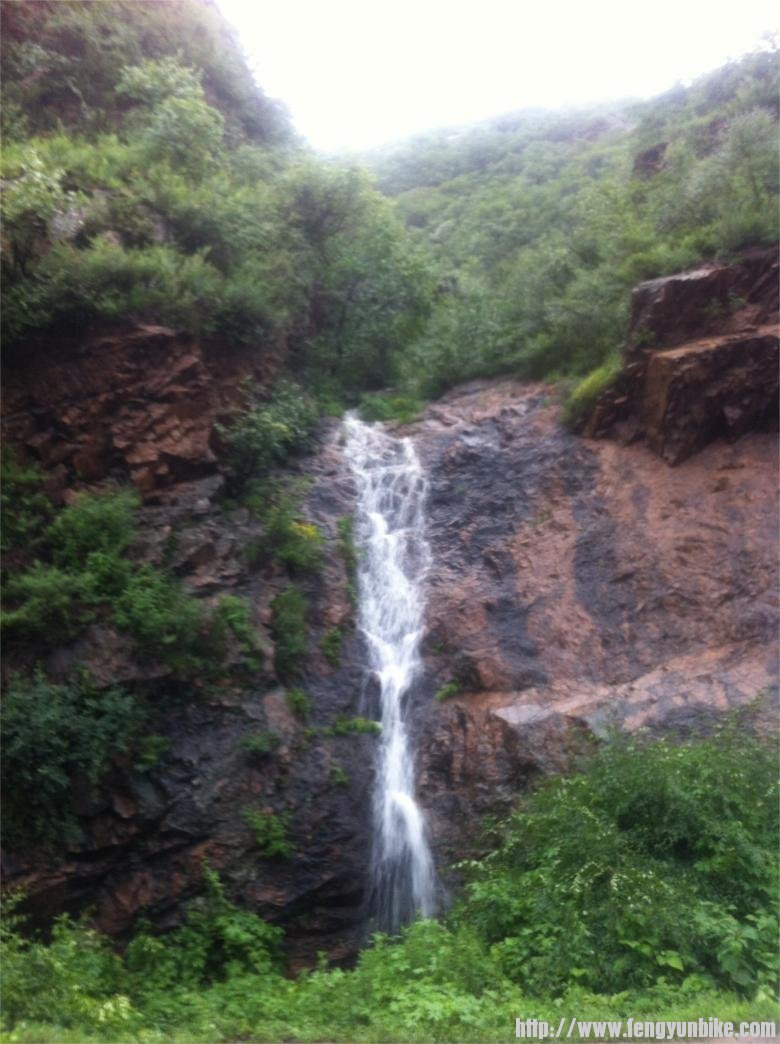 泉水和着雨水，形成了一处小瀑布