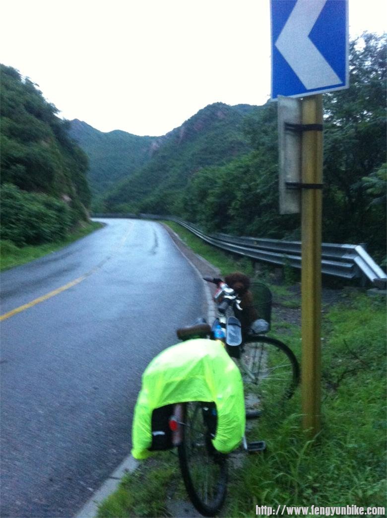 远处的大坡，到哪是头啊，推着也很累