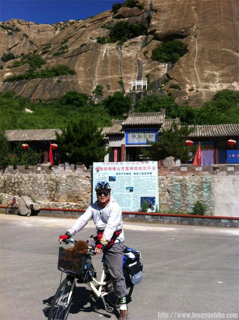 雨露禅院，修在这悬崖绝壁之上，真慨叹古人的智慧和毅力，此处海拔874米