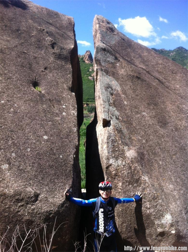 孤石，老乡说是雷劈开的，老高说是他掰开的