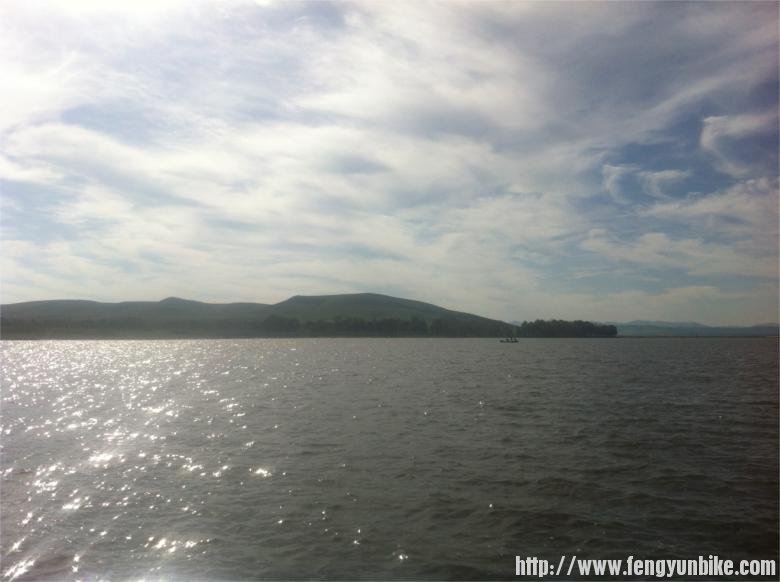 闪电湖大坝上看闪电湖