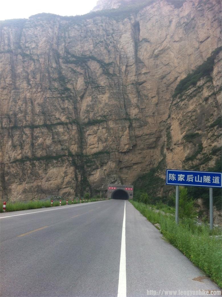 好雄壮的大山，这个隧道只有一公里左右，但一进入隧道口，就是一股寒气逼人，浑身一阵激灵，好神奇，气温骤 ...